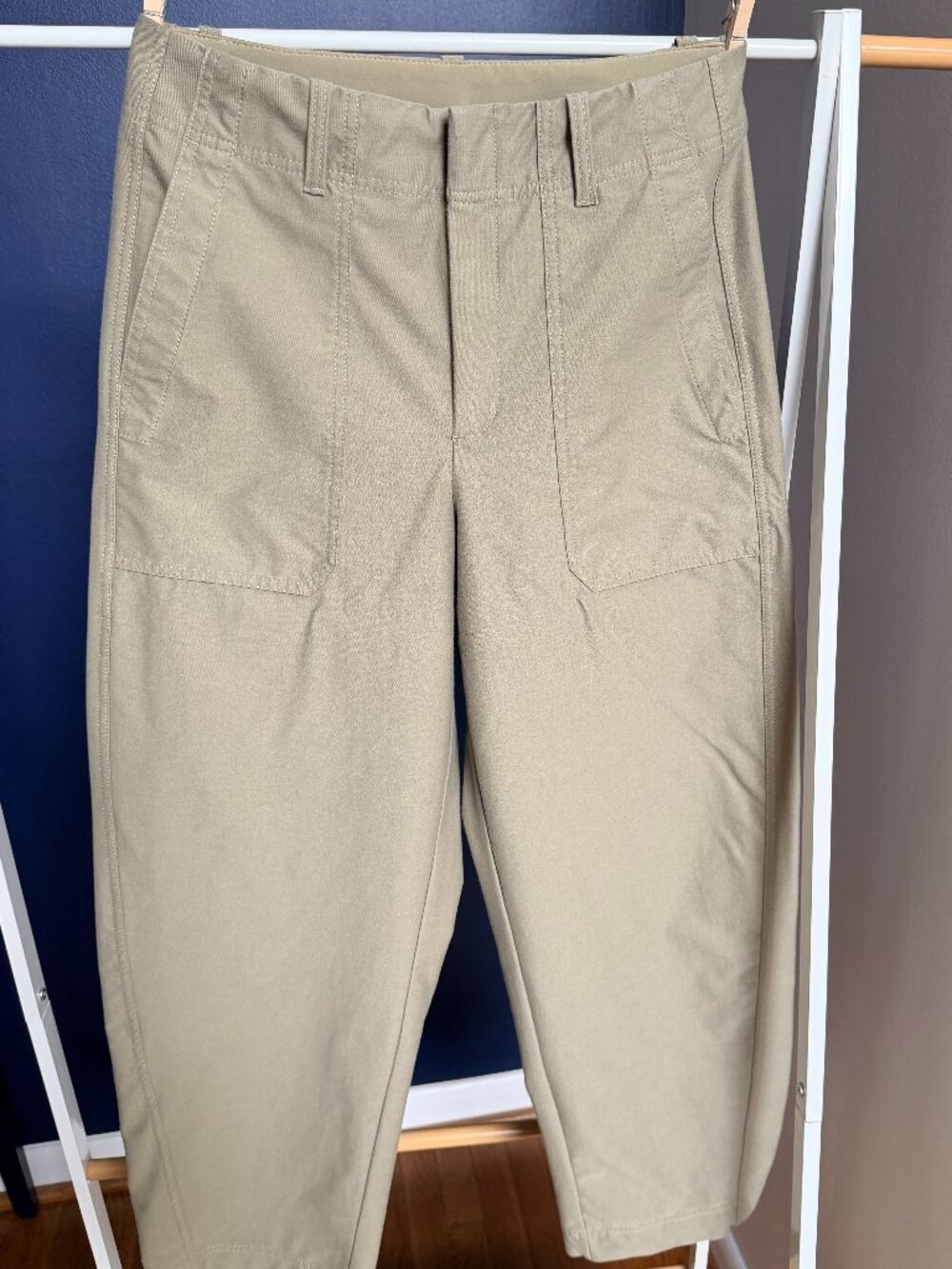 Athleta Barrel Leg Crop pants in green size 10